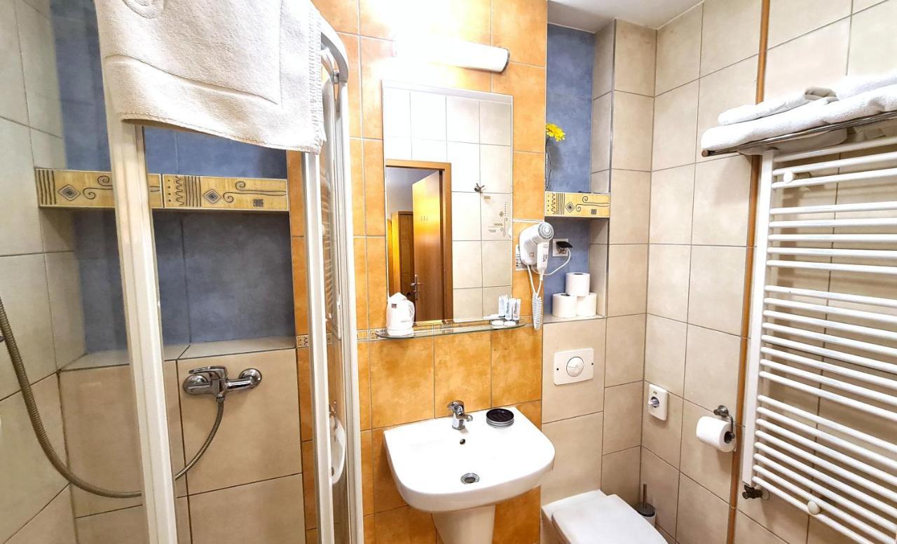 Hotel Malinowski Economy Gliwice Extérieur photo